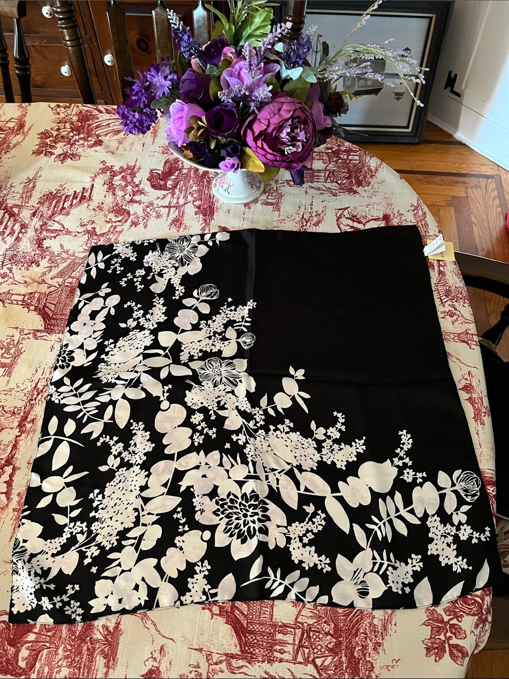GAP Black and White Floral Women's 100% Silk Made in Italy Scarf